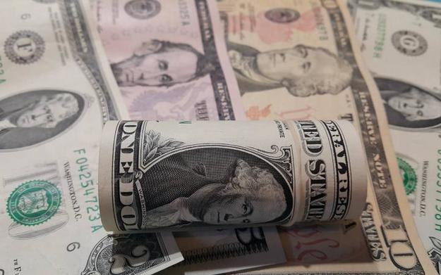 Курс доллара в банках продолжает снижаться