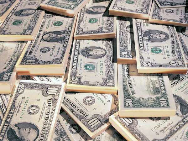 НБУ: Украинцы продали валюты в 7 раз больше, чем купили
