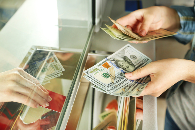 НБУ: украинцы продали валюты больше, чем купили