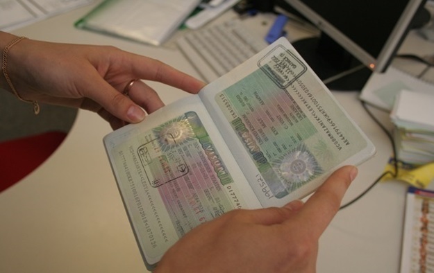Чехия будет выдавать украинцам пятилетние визы