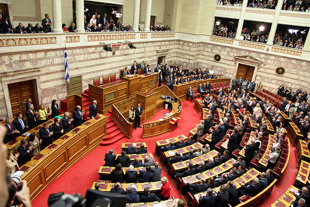 В Греции приняли закон о реформах, необходимый для новых кредитов