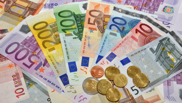 Евро дорожает к мировым валютам