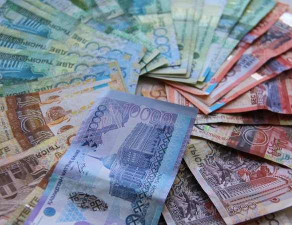 В Казахстане рухнула нацвалюта, обменники не продают доллары