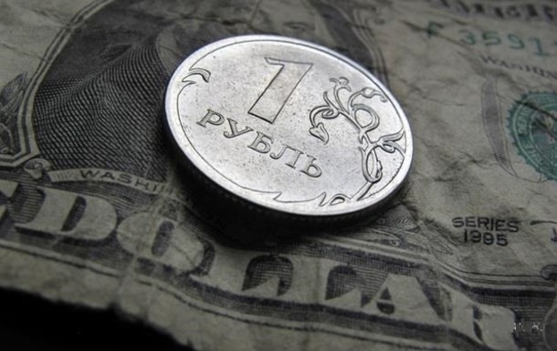 Падение рубля на Московской бирже ускорилось.