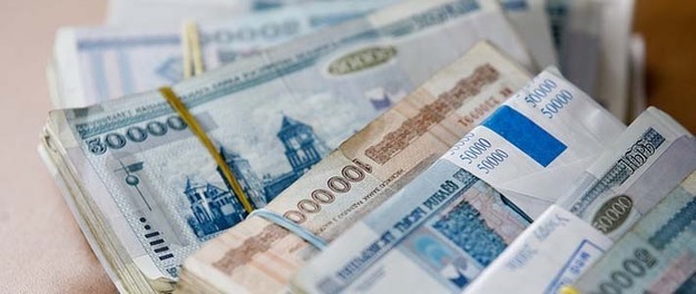 Белорусский рубль продолжил падение по отношению к доллару и евро и снова опустился до исторического минимума.