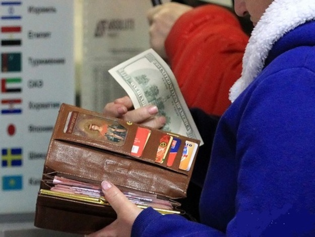 Украинцы второй месяц подряд избавляются от валюты.