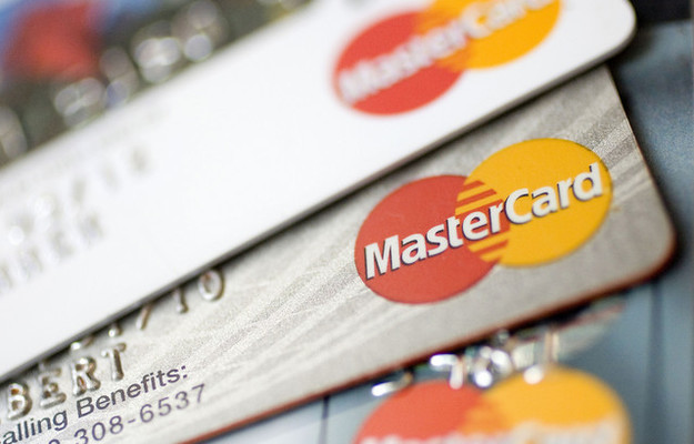 Платежная система MasterCard вынуждает неплатежеспособные банки платить ей сотни тысяч долларов за вынужденное расторжение договоров из-за банкротства банков.
