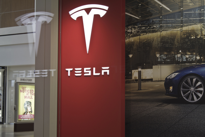 Компания Tesla представила новую модель электромобиля Model 3, которая стоит $35,00 и призвана сделать электромобили и автоуправляемые машины общедоступными.