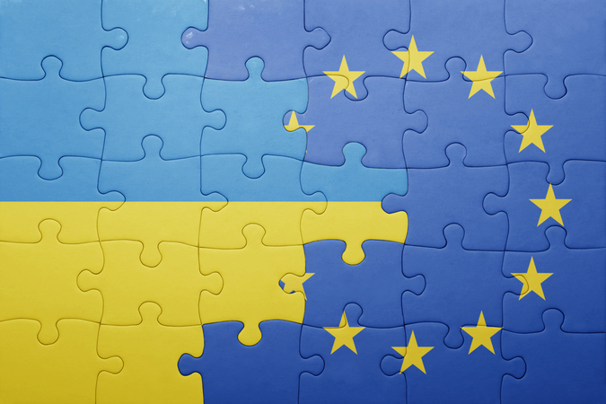 Предварительные экcит-поллы показал, что против соглашения об ассоциации  ЕС и Украины проголосовало вдвое больше чем за.
