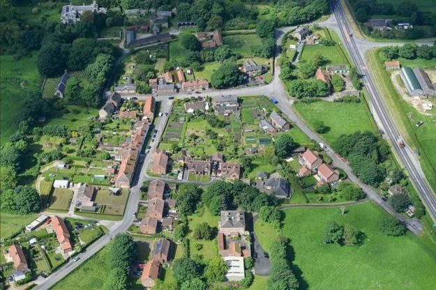 Поселок West Heslerton, который находится в Северном Йоркшире выставлен на продажу за $29 млн.
