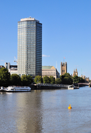 Миллиардерам Дэвиду и Саймону Рубену разрешили превратить в апартаменты класса люкс одну из старейших офисных башен в элитном лондонском районе Вестминстер.