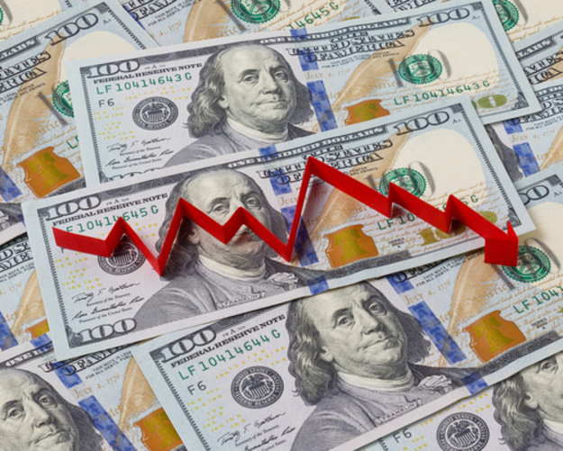 Доллар упал на наличном валютном рынке на 10 копеек в покупке и на 12 копеек в продаже.