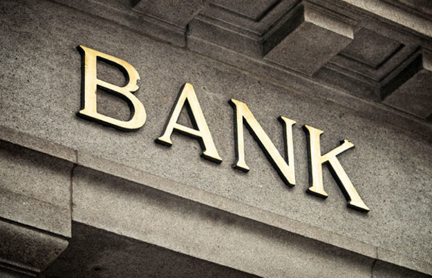 Национальный банк по рекомендациям Фонда гарантирования вкладов физических лиц отозвал лицензии у банка «Софиевский» и «Петрокоммерц-Украина».