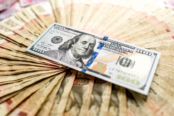 Во вторник доллар резко подешевел за счет продолжения превышения предложения валюты над спросом.