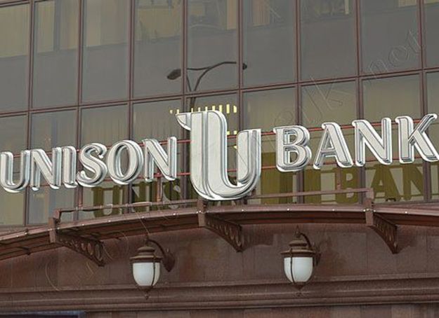 Акционеры банка «Юнисон» подали два иска в Окружной админсуд Киева.