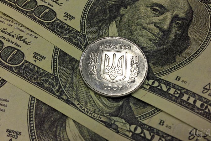 Национальный банк ослабил официальный курс гривны на 3 копейки до 25,19 грн/$.