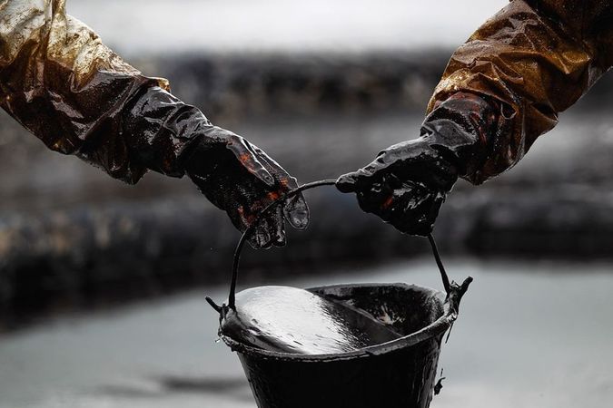 Незапланированные перебои добычи нефти в таких странах, как Канада, Нигерия и Ливия помогут сократить избыток сырца на глобальных рынках.