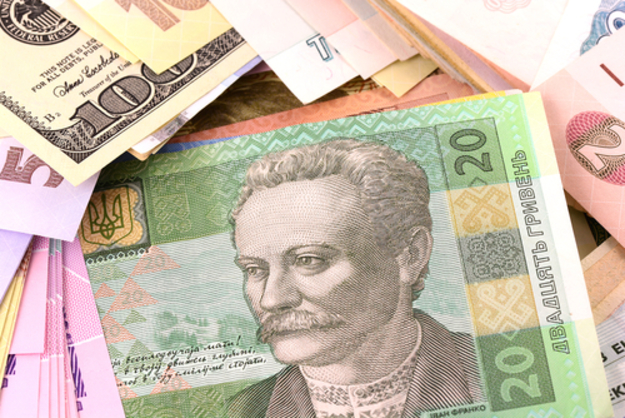 Национальный банк ослабил официальный курс гривны на 3 копейки до — 25,13 грн/$.