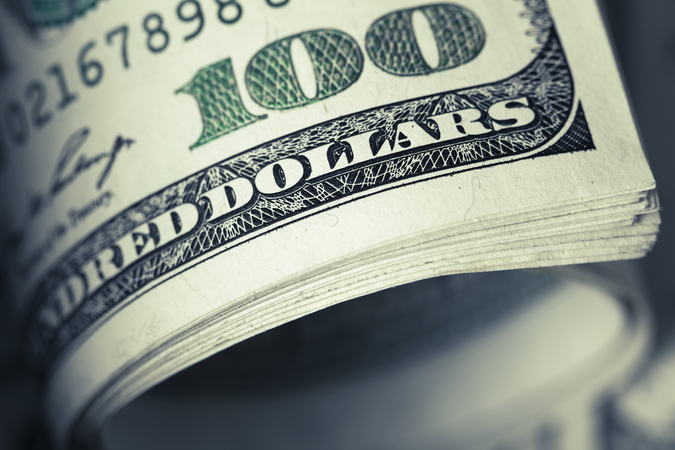 Доллар подешевел на наличном валютном рынке на 3 копейки в покупке и продаже.