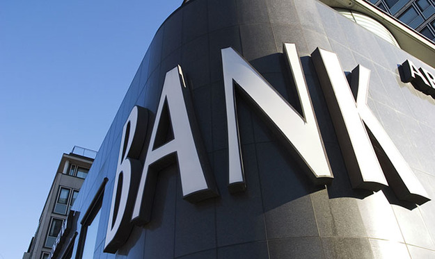 Наблюдательный совета банка «Альянс» уволил на основании заявления об увольнении по собственному желанию Владимира Шаповала с должности главы правления банка.
