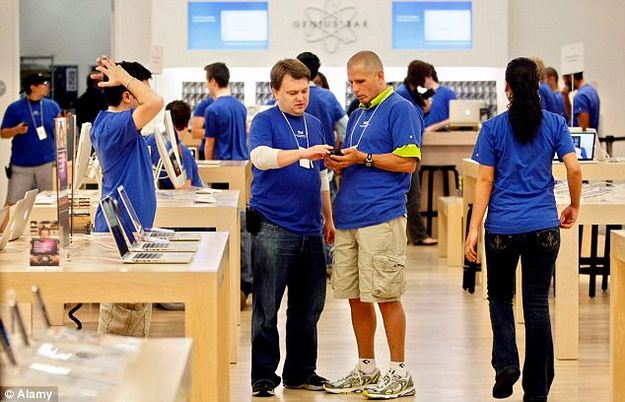 Оказывается, все что нужно, чтобы обокрасть магазин Apple – два изобретательных вора, одна синяя футболка и одна рубашка.