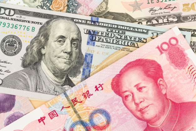 Китайский юань упал к доллару до 5-летнего минимума, так как инвестора ищут более стабильную валюту перед решением ФРС и референдума о членстве Британии в ЕС.