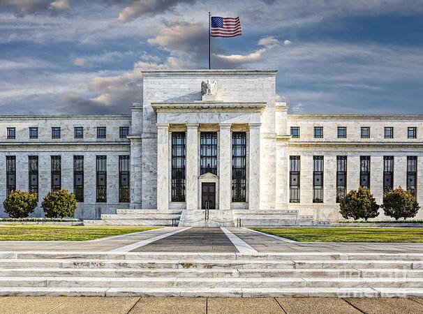 По данным протокола июньского заседания ФРС, чиновники не повысили базовую процентную ставку из-за неопределенности в отношении рынка труда.