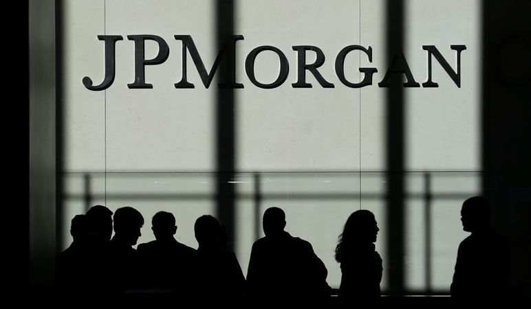 По словам генерального директора банка Джейми Даймона, JP Morgan будет вынужден переместить тысячи сотрудников из Великобритании, если страна потеряет автоматическое право на продажу финансовых услуг.