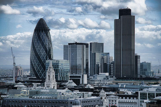 Крупнейшие инвестиционные банки пообещали британскому министру финансов Джоржду Осборну помочь сохранить Лондон в качестве мирового финансового центра.