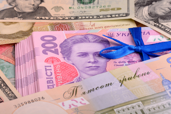 Национальный банк повысил официальный курс гривны на 2 копейки до 24,82 грн/$.