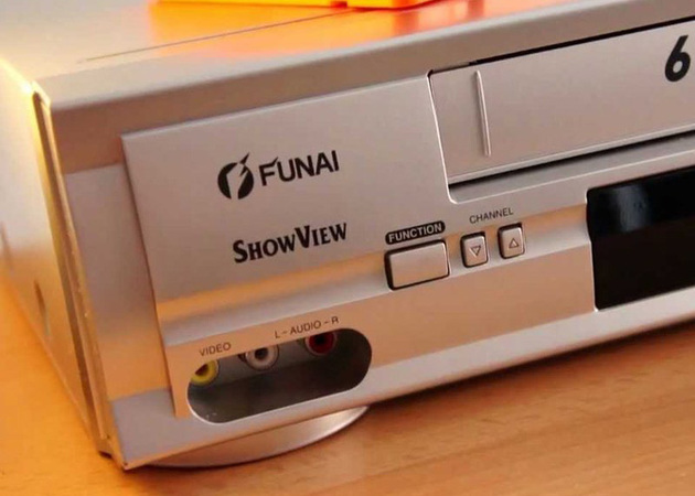 Японская компания Funai Electric, последний оставшийся производитель видеомагнитофонов для кассет формата VHS, в июле 2016 года прекратит их производство, сообщает Русская служба BBC.