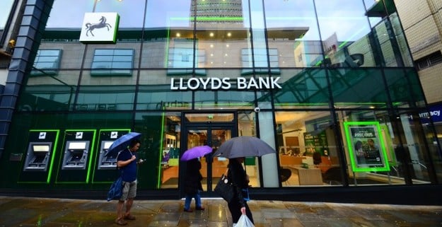Крупнейший банк Великобритании, предоставляющий услуги розничного банкинга, Lloyds Banking сократит 3000 сотрудников и 400 млн фунтов расходов.