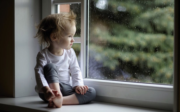 Девочка смотрит в окно