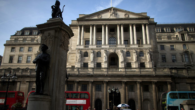 Центральный банк Англии урезал базовую процентную ставку впервые с 2009 года и ввел новую схему финансирования банков.