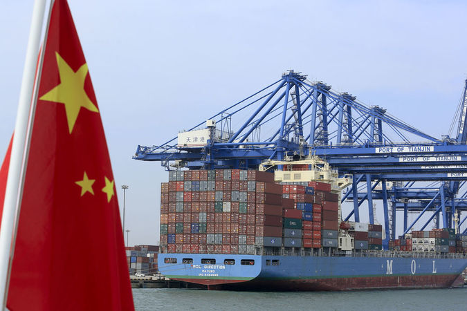 Китайский экспорт в прошлом месяце сократился, сигнализируя о слабом глобальном спросе.