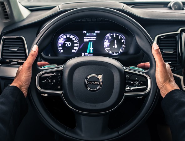Американский сервис по заказу такси Uber и шведский автоконцерн Volvo договорились об инвестировании $300 млн в разработку самоуправляемого автомобиля, сообщает «Интерфакс».