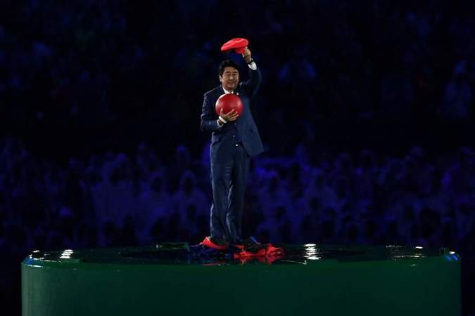 Премьер-министр Японии Синдзо Абэ переоделся в героя культовой игры Супер Марио.