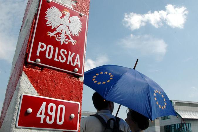 Европейская комиссия изучает новый польский налога на розничную торговлю, который взимает с магазинов с низкими продажами более низкую плату.