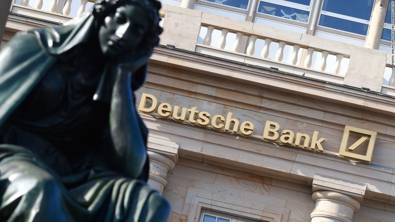 Акции Deutsche Bank снизились в стоимости до рекордно низкого уровня из-за опасений, что банку не хватит капитала на урегулирование обвинений в мошенничестве с ипотечными ценными бумагами в США.