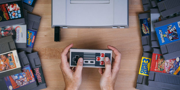 Японская компания Nintendo с 10 ноября начнет продажи мини-версии легендарной игровой приставки Nintendo Famicom, нелегальный аналог которой продавался в России, Украине и Казахстане под брендом Dendy.