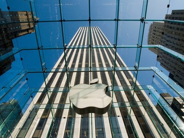 Выручка и прибыль в годовом исчислении технологического гиганта Apple сократилась первый раз с 2011 года.