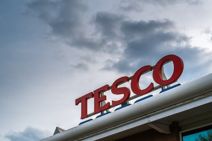 Дочернее предприятие крупнейшего британского ретейлера Tesco приостановило онлайн-операции после того, как 20 000 клиентов лишились денег со своих счетов из-за нападения хакеров.