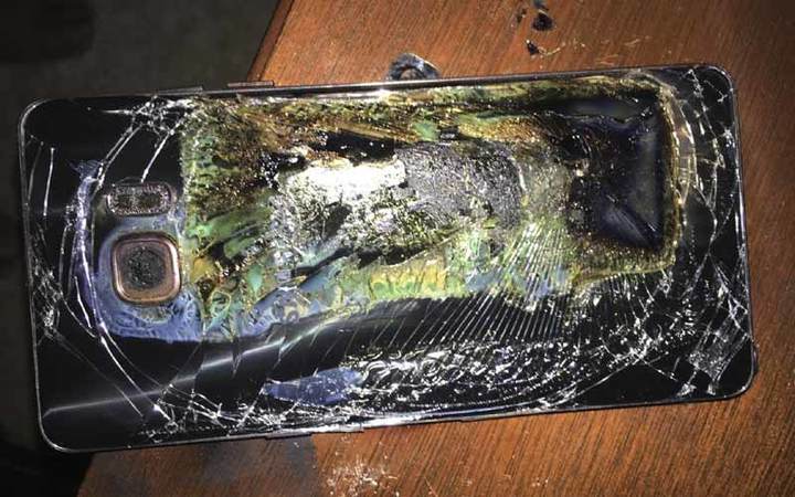 Владелец смартфона Samsung Galaxy J5 сообщил о возгорании своего телефона в воскресение.