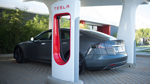 Tesla Motors прекратит предлагать бесплатный доступ к своим высокоскоростным зарядным станциям новым покупателям.