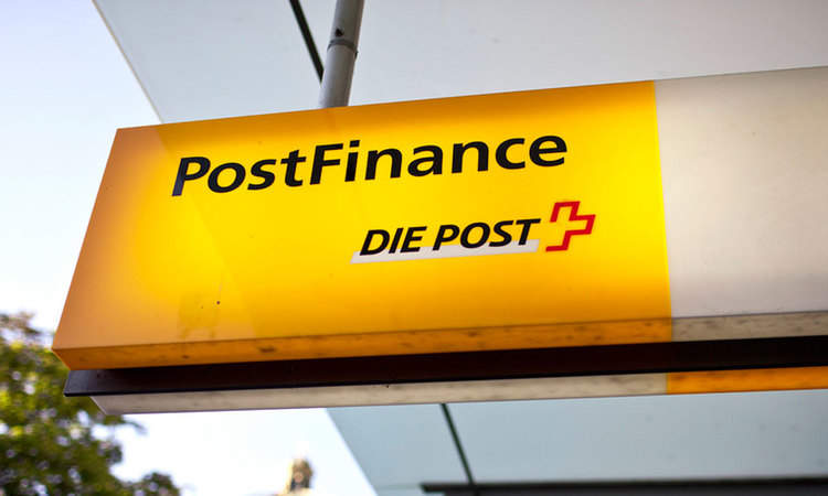 Один из крупнейших швейцарских банков PostFinance заявил, что будет взимать с розничных клиентов плату за депозиты, превышающие 1 млн франков.