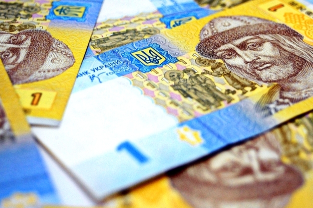 Национальный банк понизил официальный курс гривны на 5 копеек до 25,63/$.