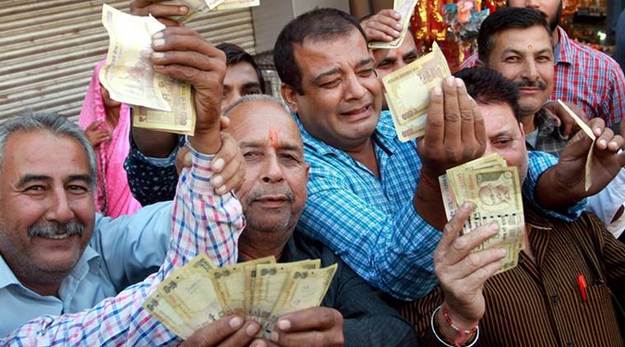 Правительство Индии неделю назад решило изъять банкноты номиналом в 500 и 1000 рупий, чтобы побороть коррупцию.