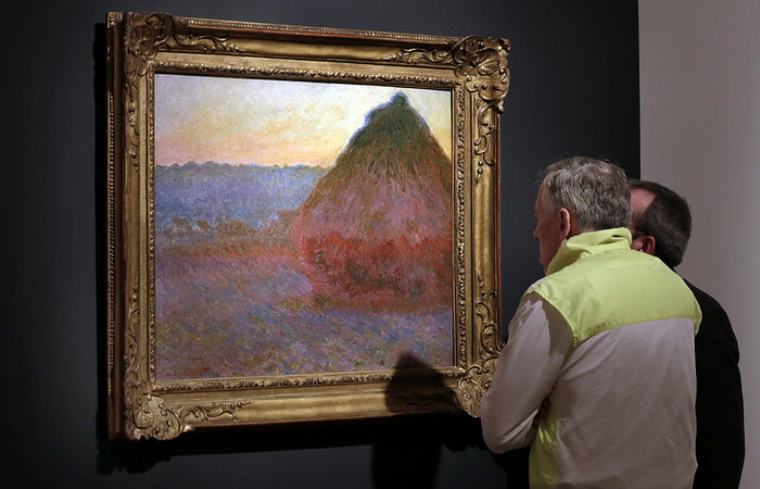 Картину классика импрессионизма Клода Моне «Стог сена» продали на аукционе «Кристи» за $81,4 млн, сообщает «Русская служба BBC».