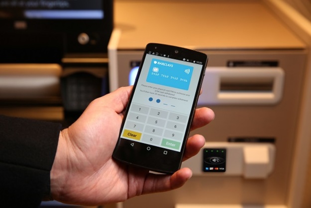 Один из крупнейших британских банков Barclays тестирует новые банкоматы, которые позволяют снимать до £100 ($123) с помощью смартфона или бесконтактной карты.