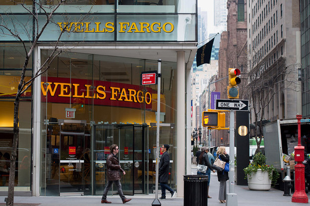 Wells Fargo обратился в суд США с просьбой отклонить иски нескольких десятков клиентов, которые подали на банк в суд из-за открытия несанкционированных счетов.